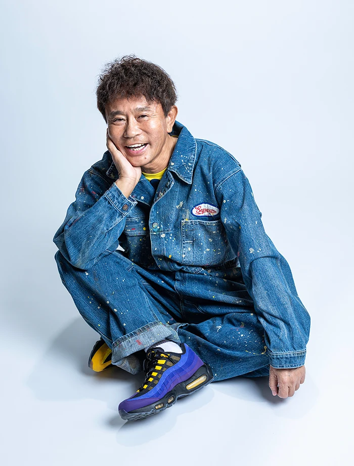 デニムのセットアップを着た浜田雅功さん